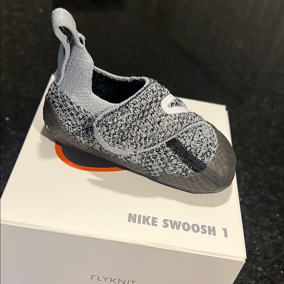 Nike Kids Flyknit Shoes - Black and Gray - Picture 6 of 8